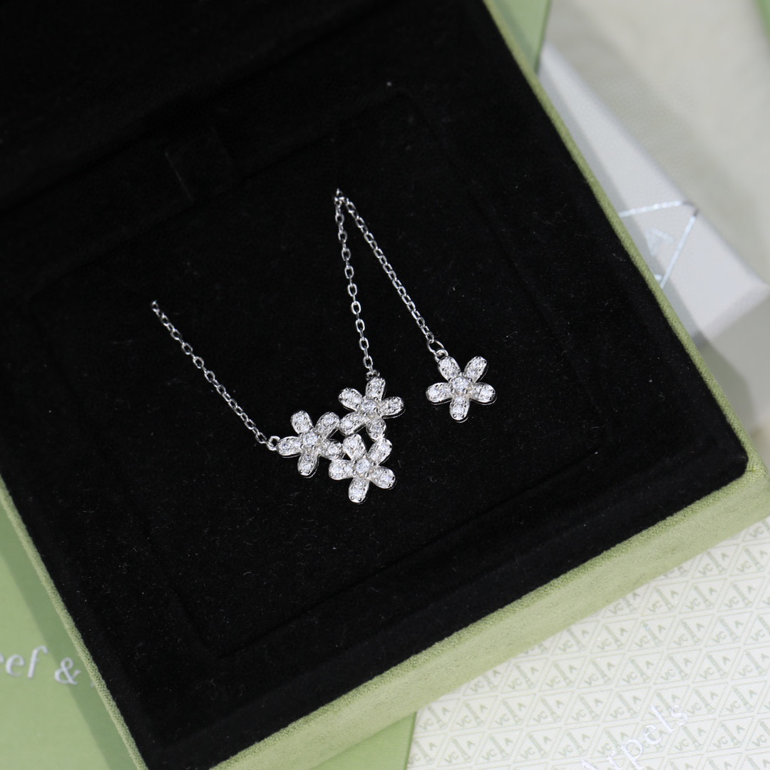 Van Cleef & Arpels Flower Clover Necklace - cnluxepick