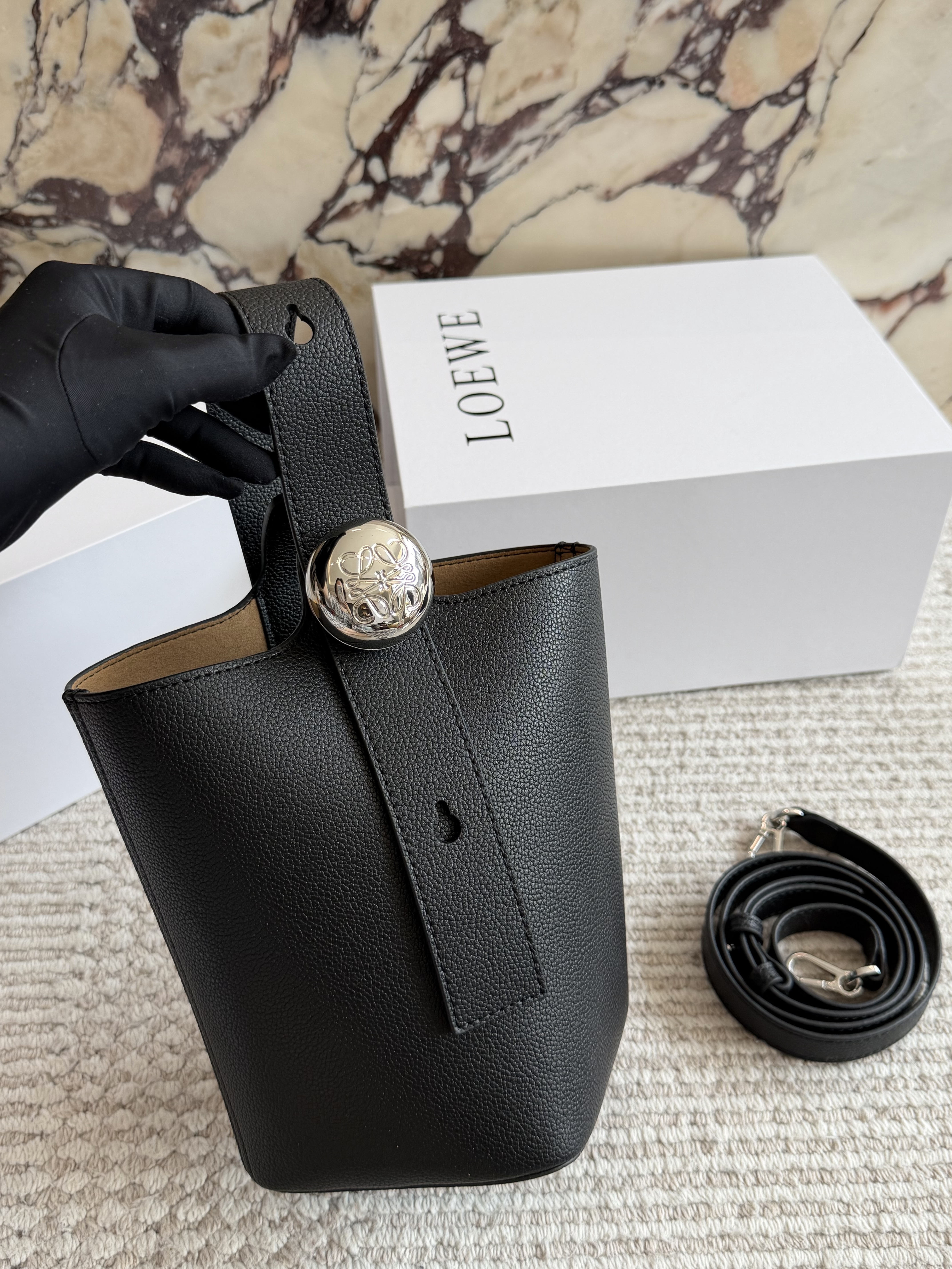 Loewe Pebble Bucket Bag - cnluxepick