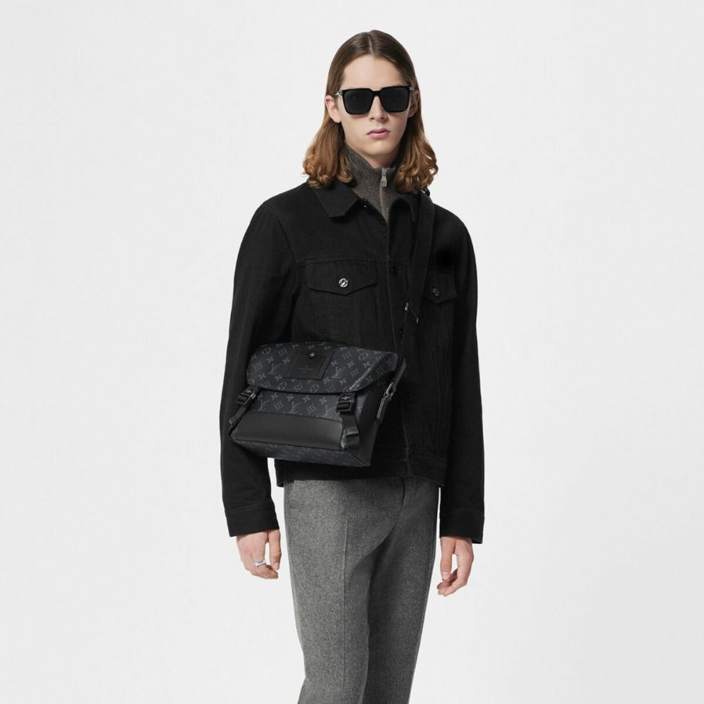Louis Vuitton Voyager Messenger PM Black 33cm M40511