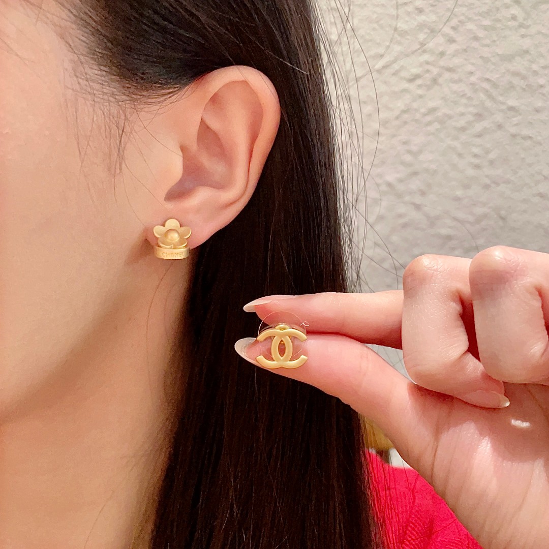 Chanel second-hand double C earrings are exquisite and elegant, showing your temperament - cnluxepick