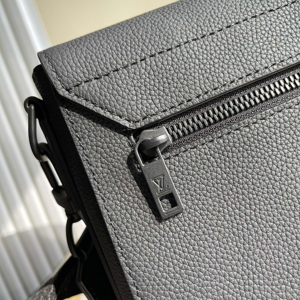 Louis Vuitton Messenger Grain Black 11 Inches M57080