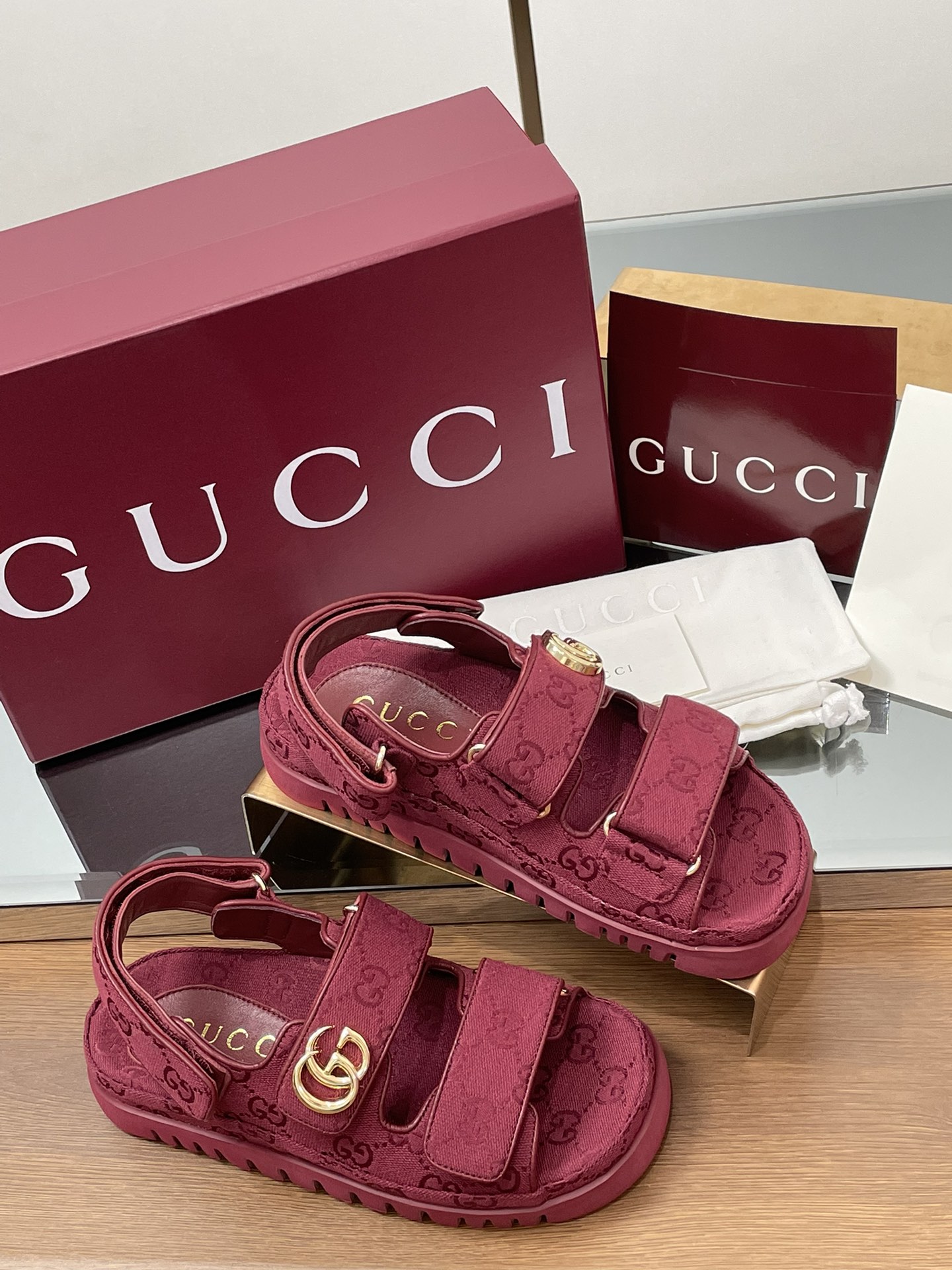 GUCCi Classic Monogram Canvas Beach Sandals - cnluxepick