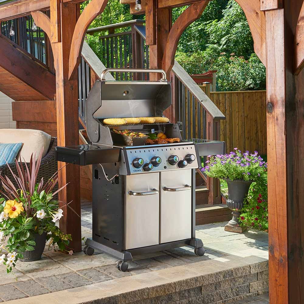 Broil King 865384 Crown S 490 Stainless Steel 4 Burner Freestanding Liquid Propane Grill