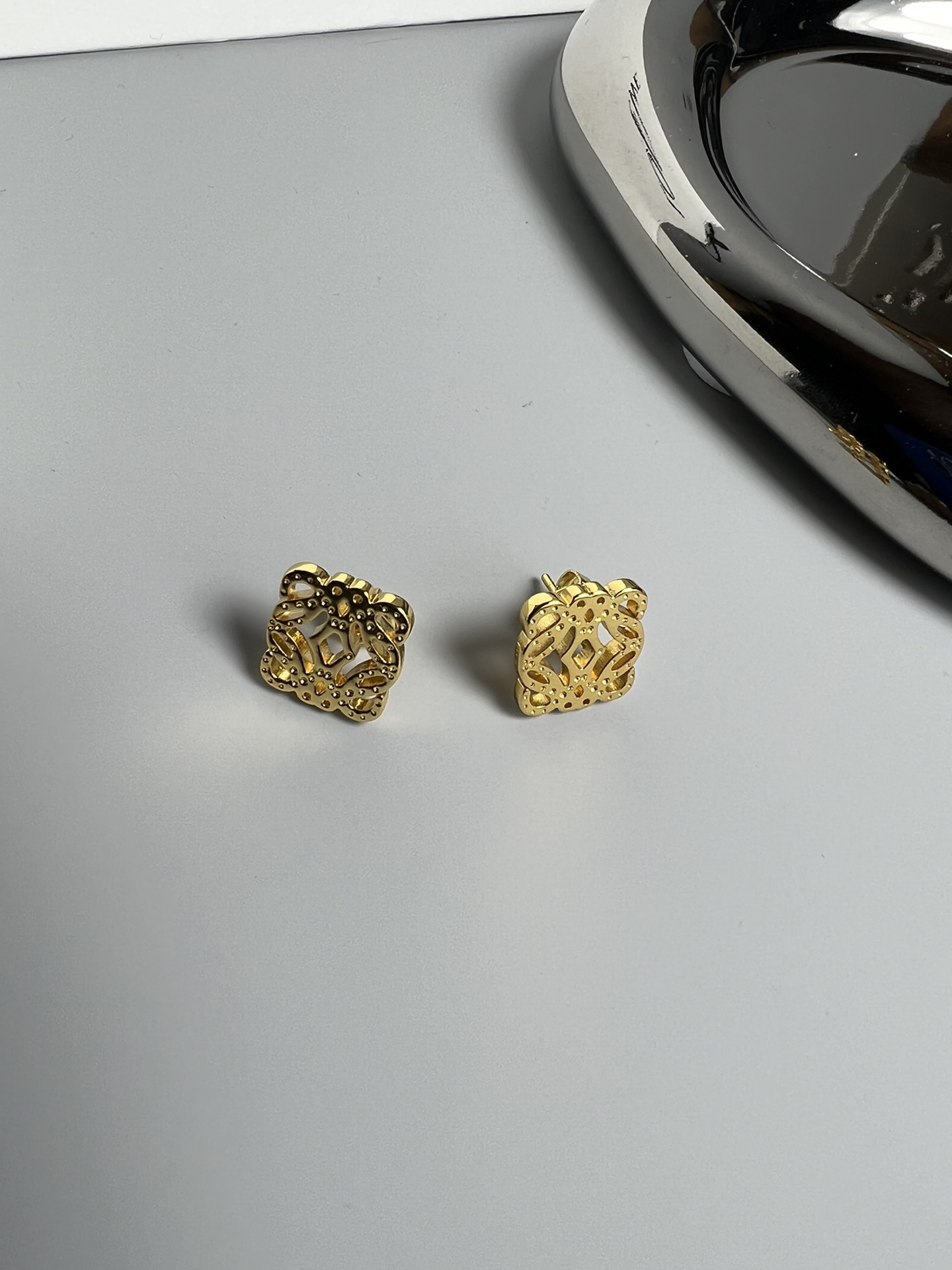 Loewe stud earrings - cnluxepick