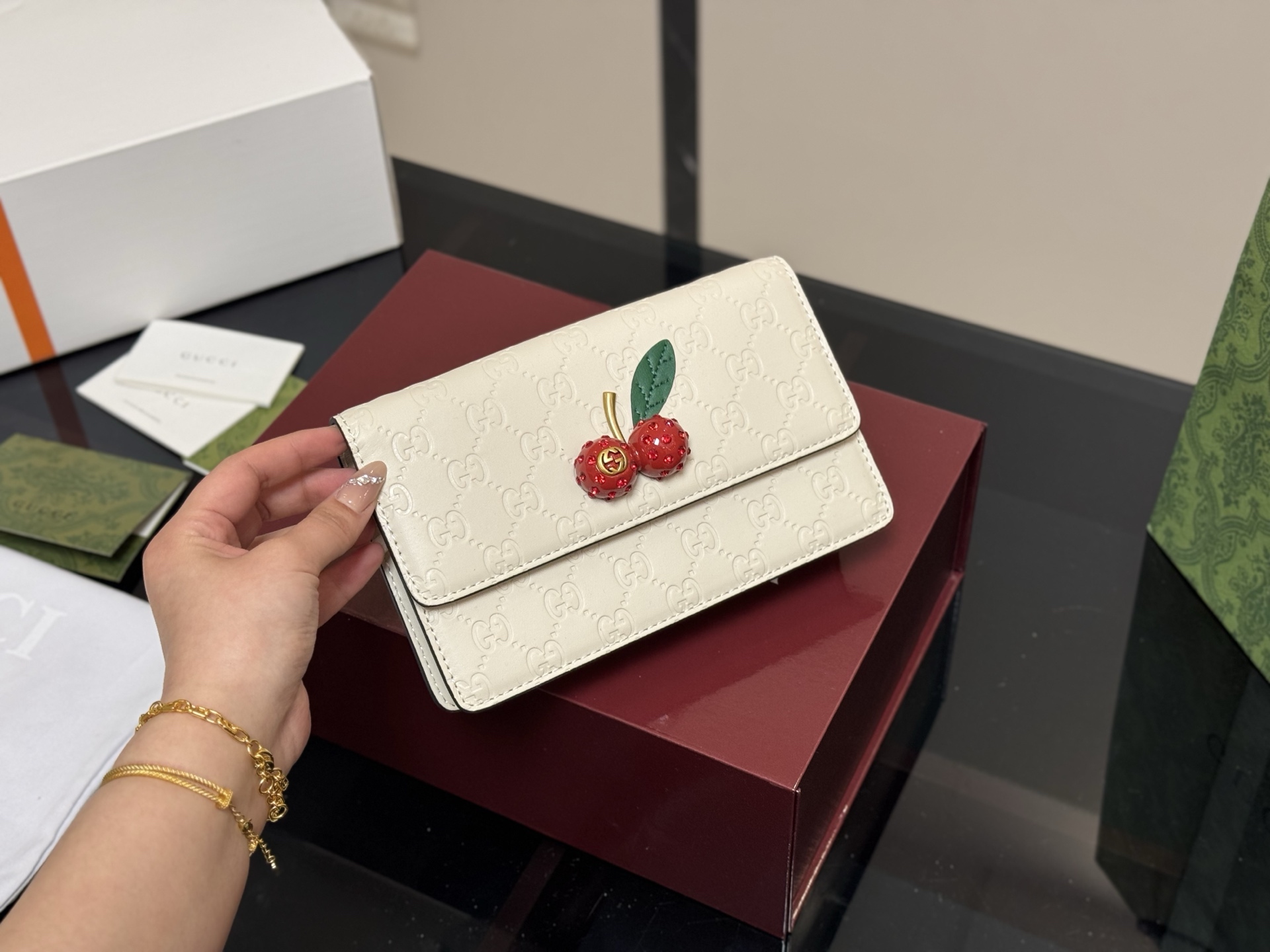 Gucci cherry chain bag - cnluxepick