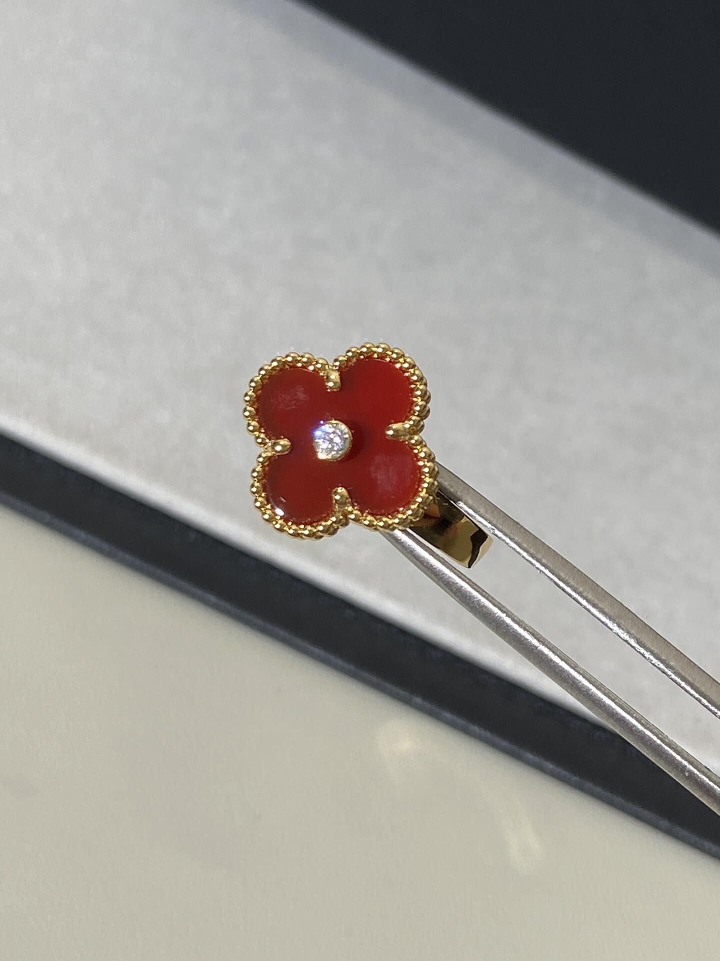 Van Cleef & Arpels' iconic four-leaf clover ring - cnluxepick