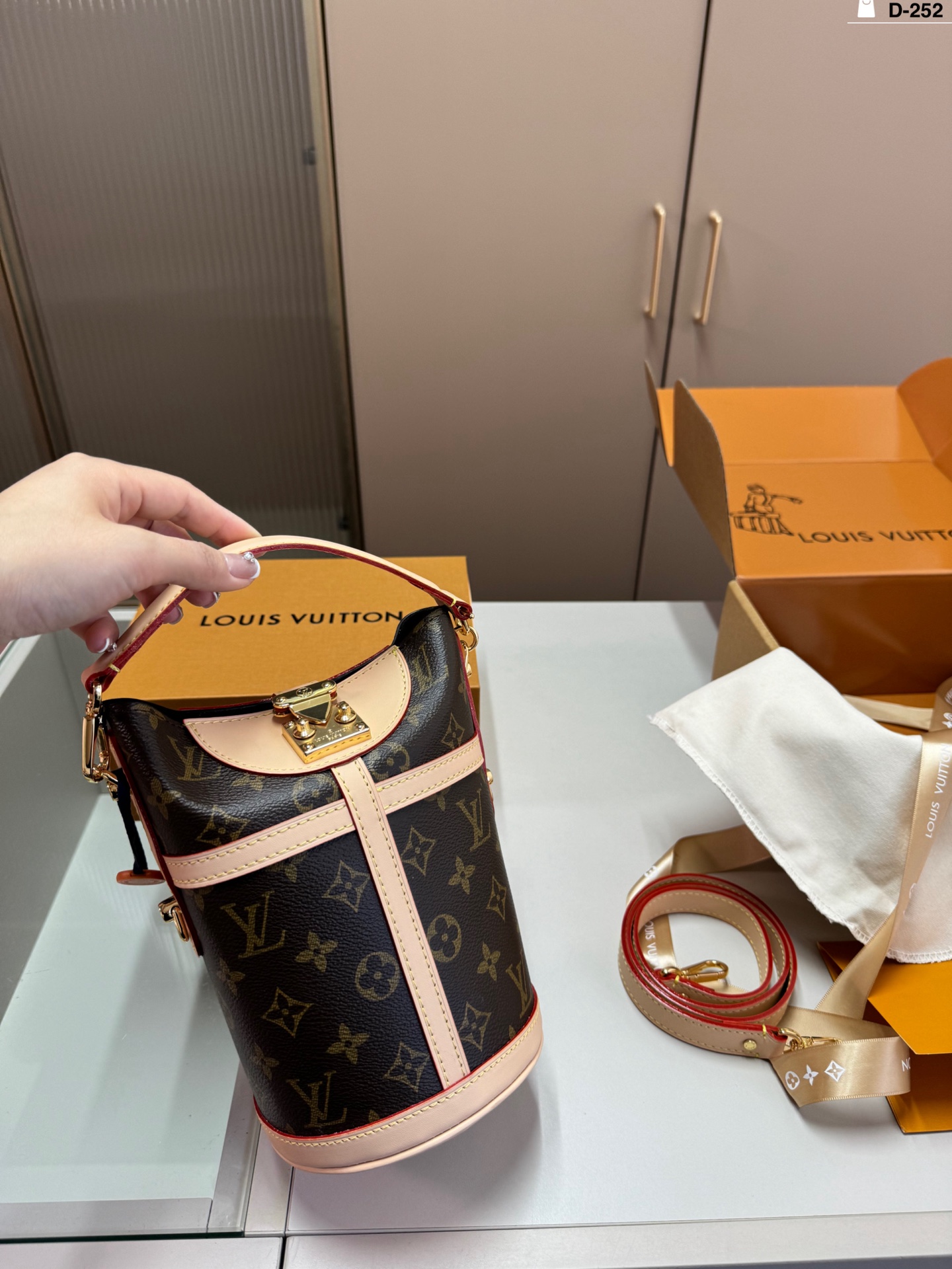 LV Duffle Bag - cnluxepick