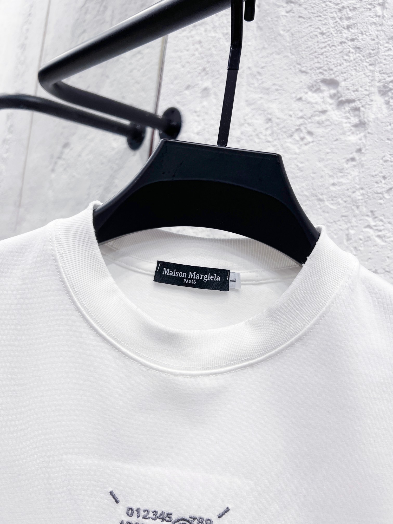 極上の肌触りとアレンジ自在な万能アイテム  新作 Maison Margiela メゾンマルジェラ コピー tシャツ