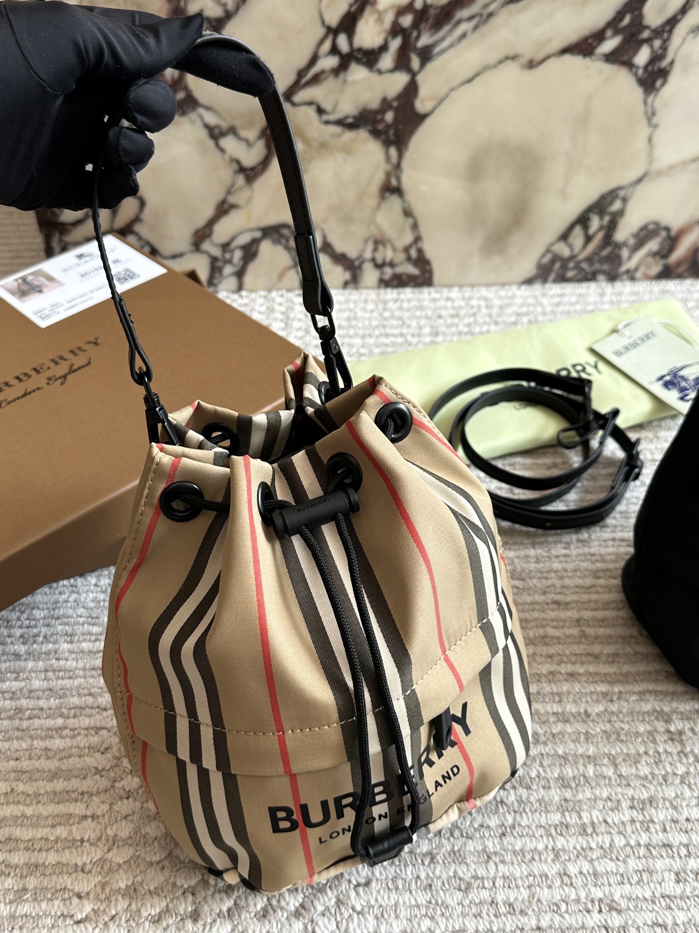 Burberry's new bucket bag - cnluxepick
