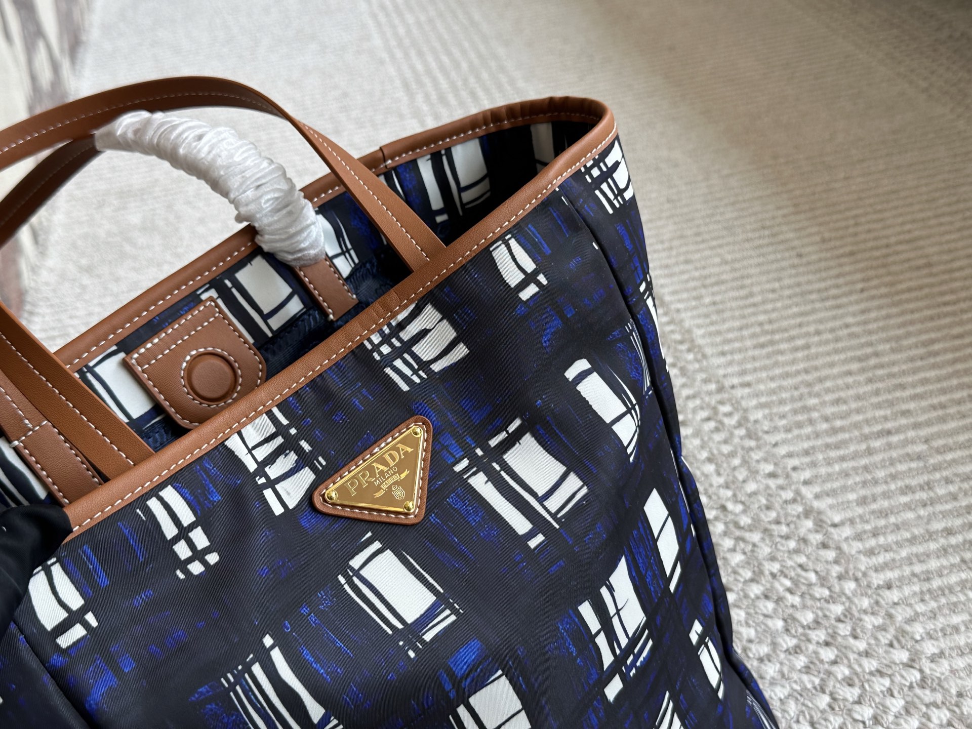 Prada recycled nylon shopping bag - cnluxepick