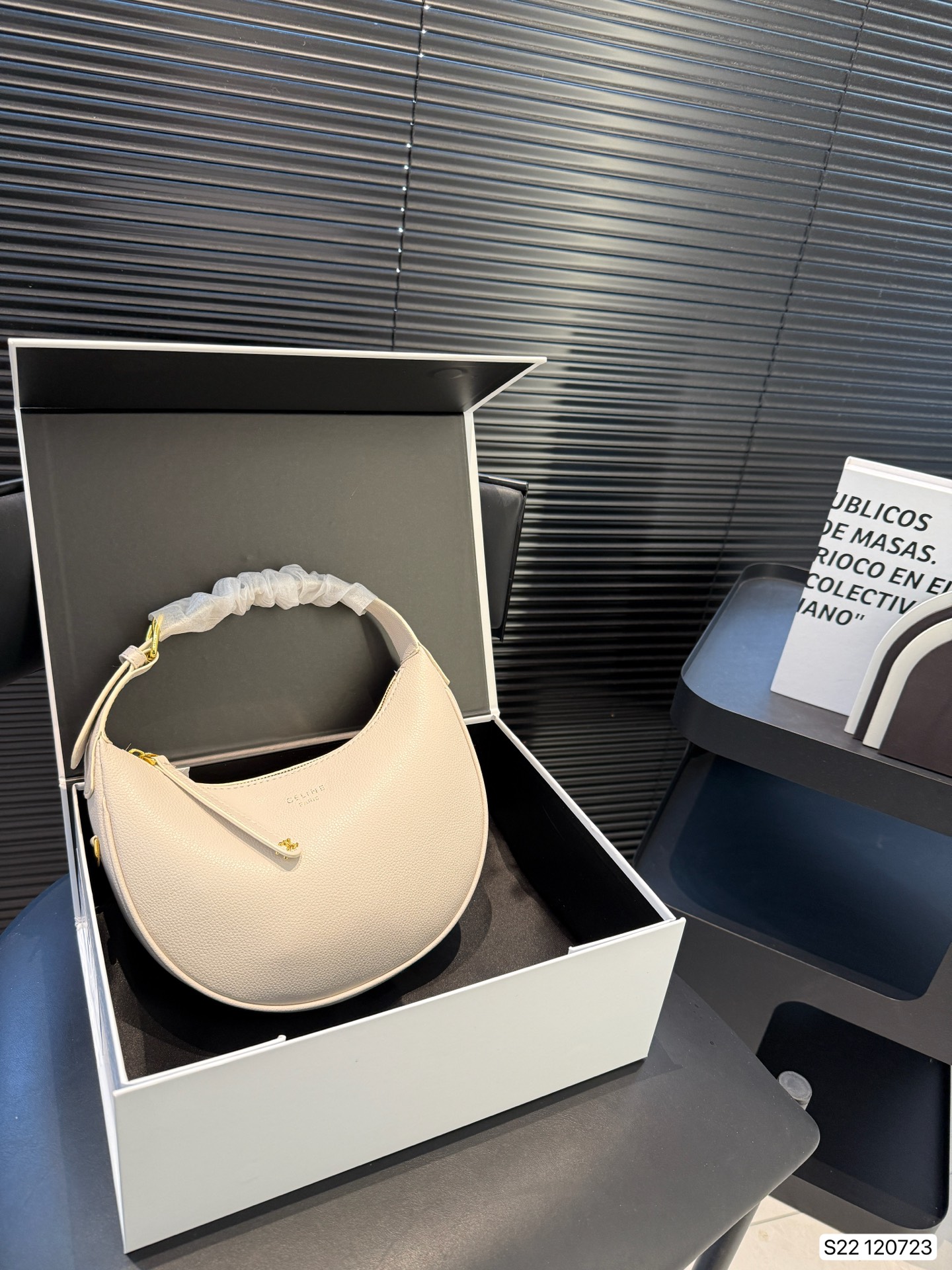 Celine's armpit bag is stylish and simple - cnluxepick