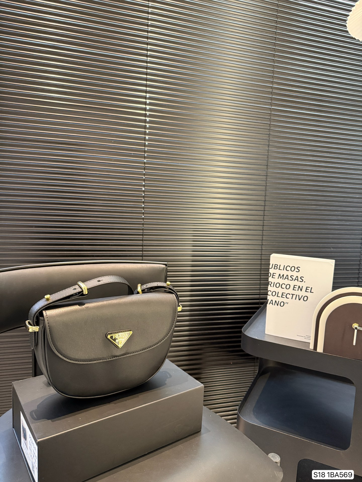 Prada underarm bag is fashionable and versatile - cnluxepick