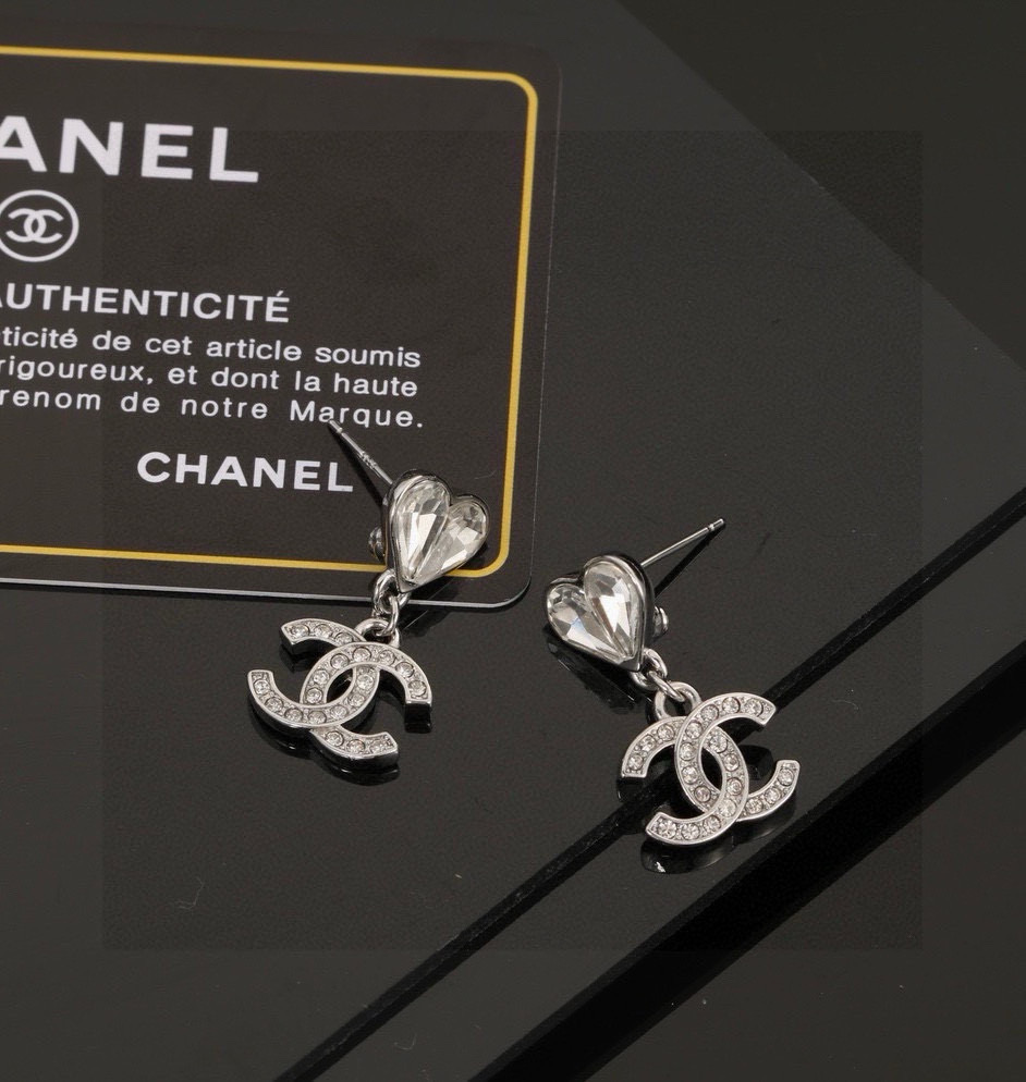 Chanel Heart-shaped Peach Stud Earrings - cnluxepick
