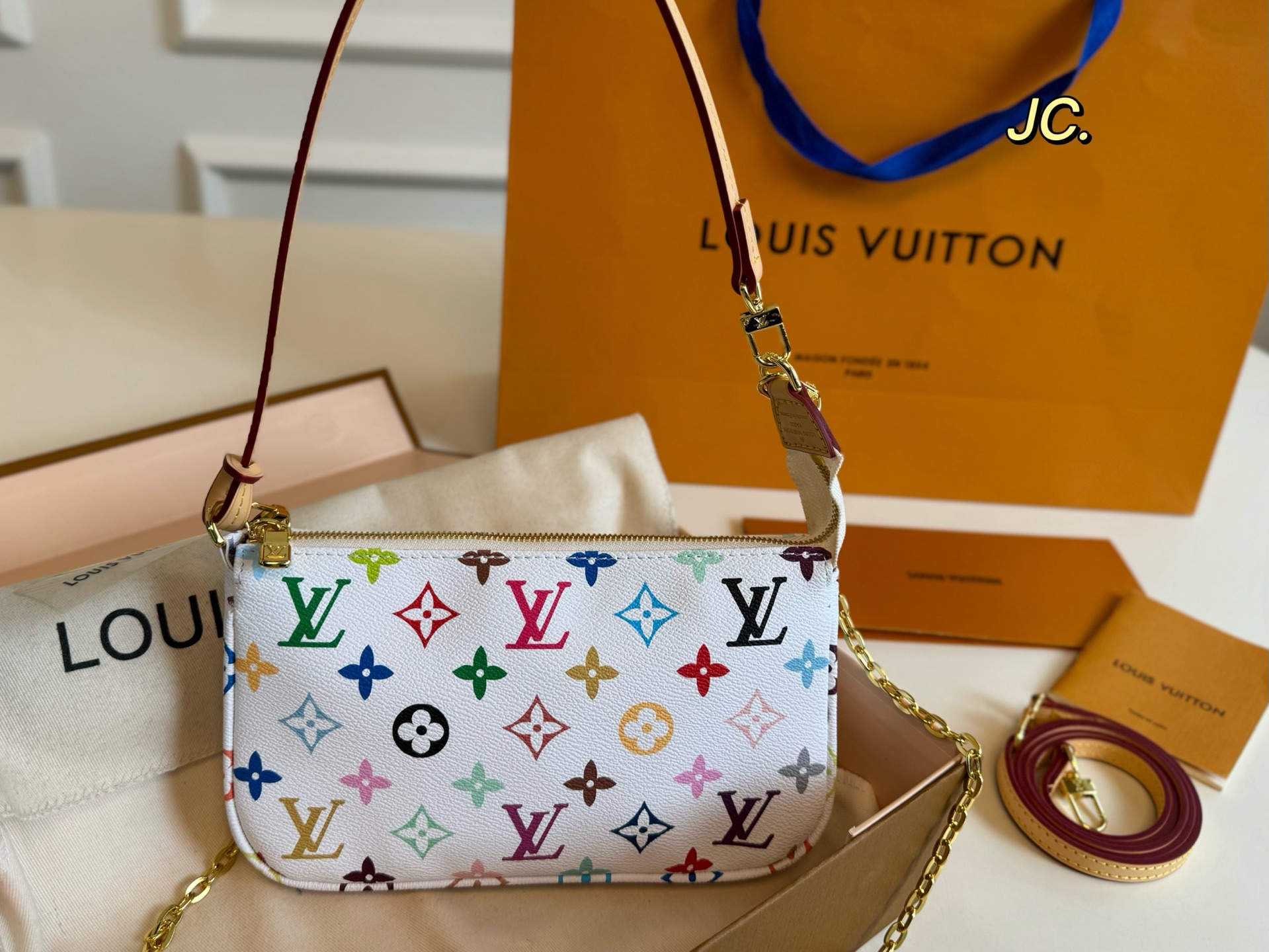 Louis Vuitton's new graffiti chain mahjong bag - cnluxepick