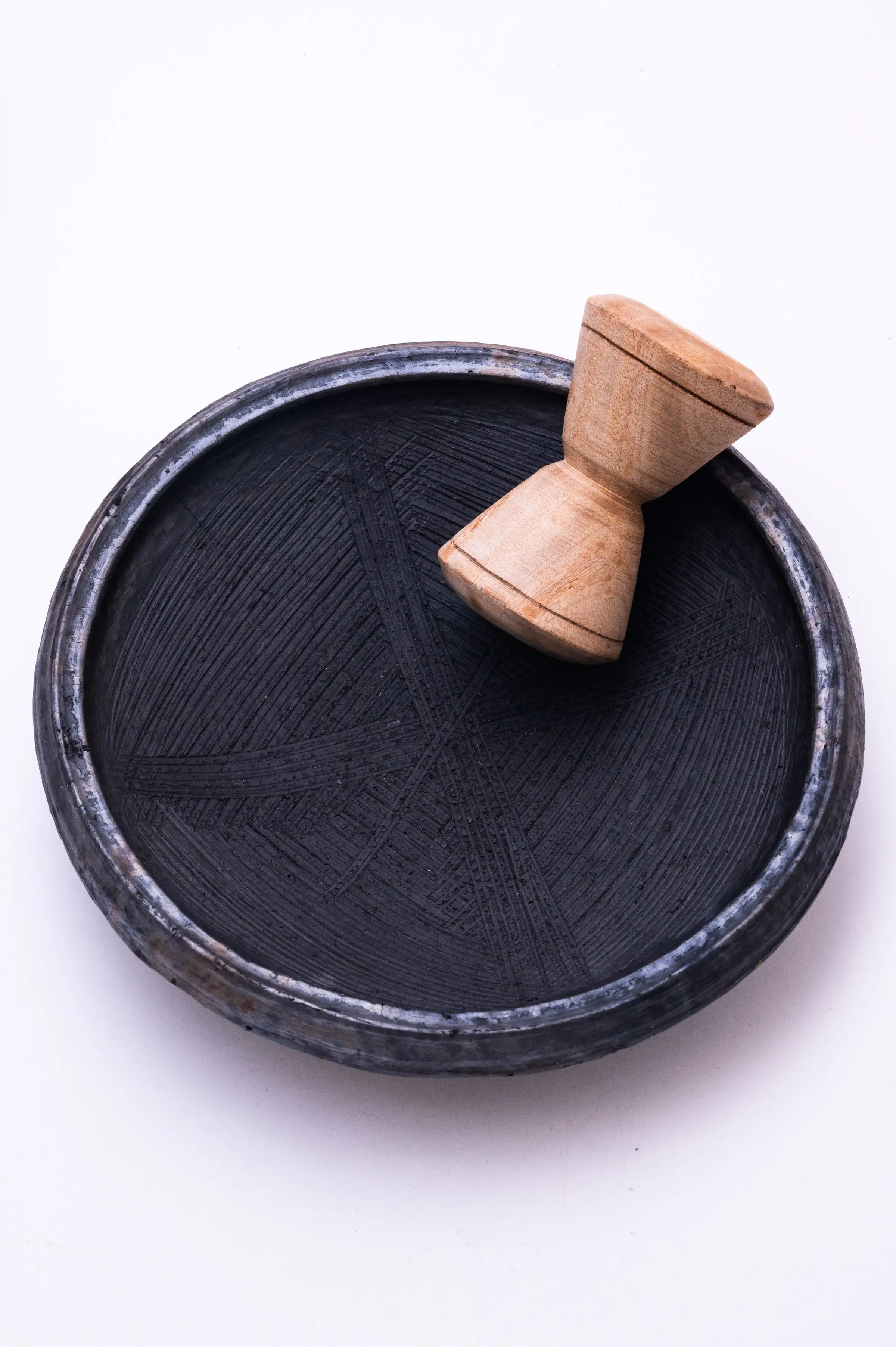 African Delights Asanka Traditional Pot with a Wooden Grinder, Black
