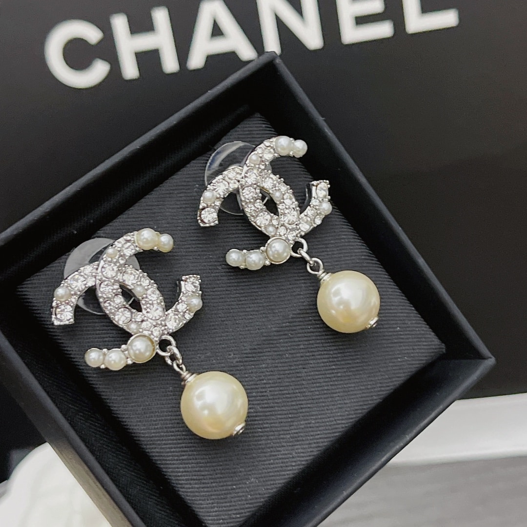 Chanel Silver Tone Metal Cc Pin Brooch Encrusted With Faux Pearls