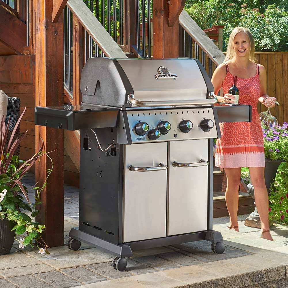 Broil King 865384 Crown S 490 Stainless Steel 4 Burner Freestanding Liquid Propane Grill