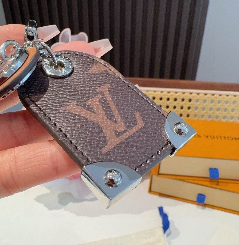 ルイヴィトン 高級感のある LV レザーキーホルダーコピー ビジネスやフォーマルな場面でも活躍