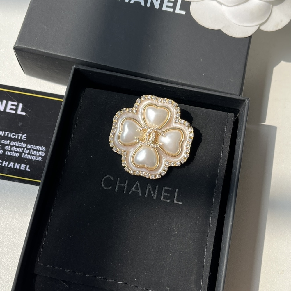Chanel Cc Flower Brooch Gold With Pearl Heart