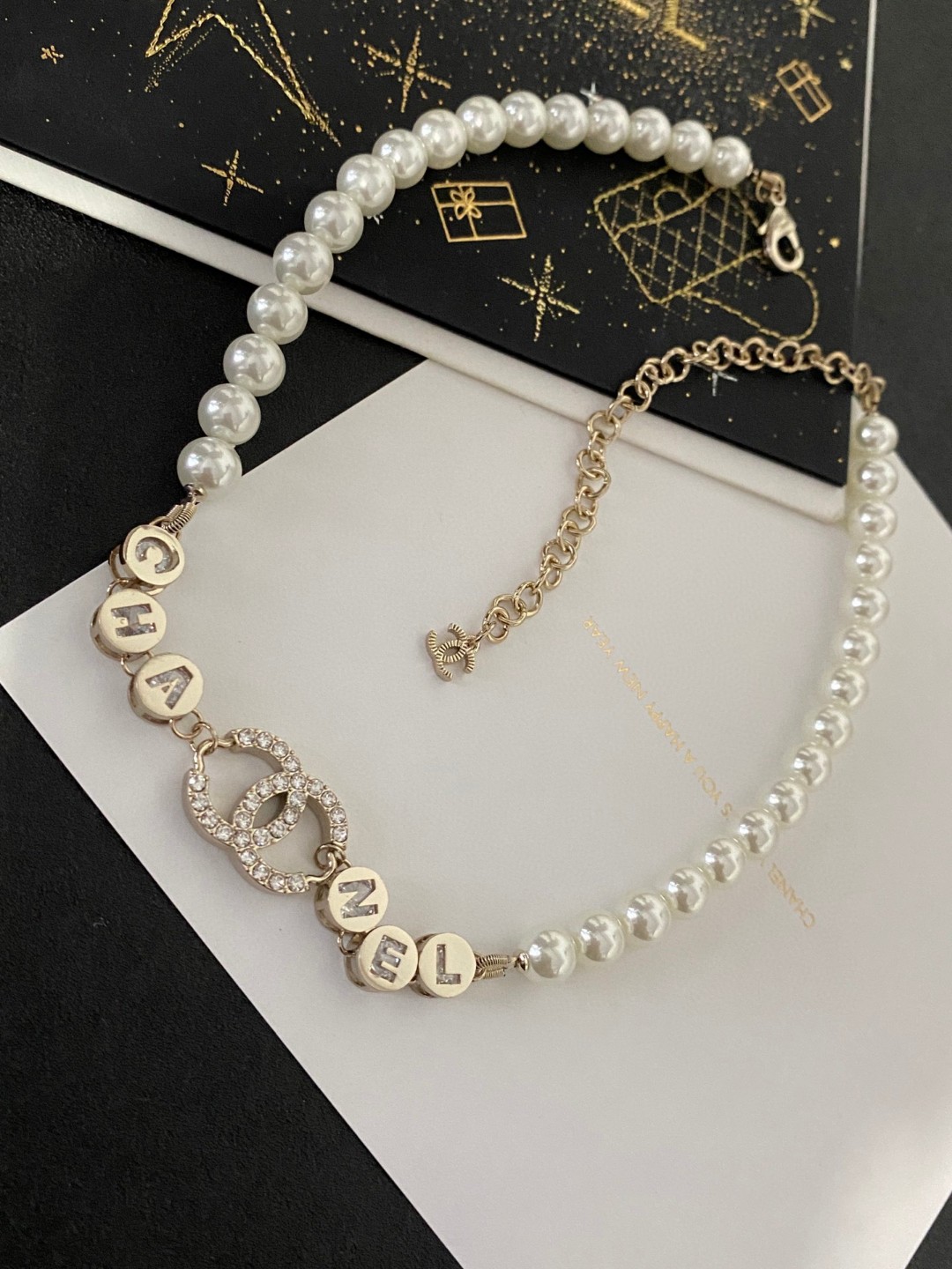 Chanel Pearl Letter Necklace Elegant and Seiko Design Youthful Vitality - cnluxepick