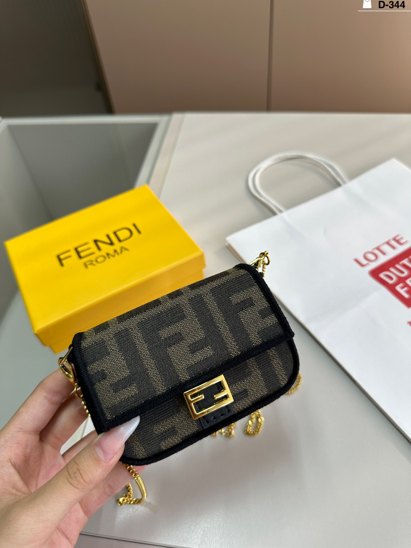 Fendi's new lipstick bag - cnluxepick