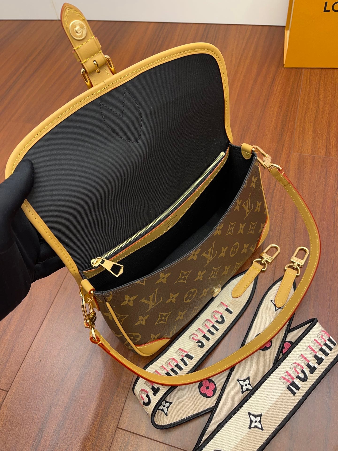 Louis Vuitton Diane Black 24cm/9.4in