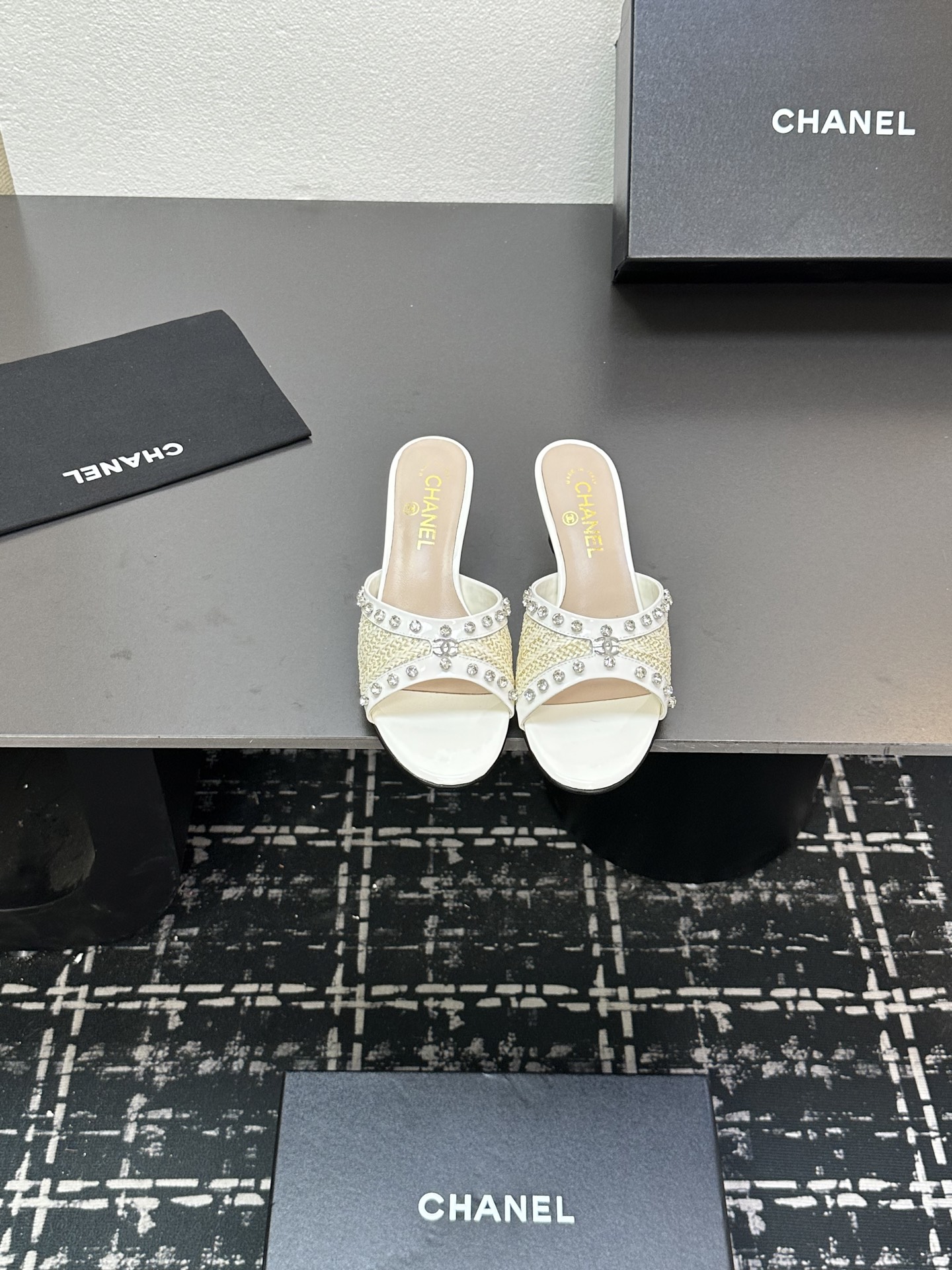 Chanel's new braided rhinestone low-heeled slippers - cnluxepick