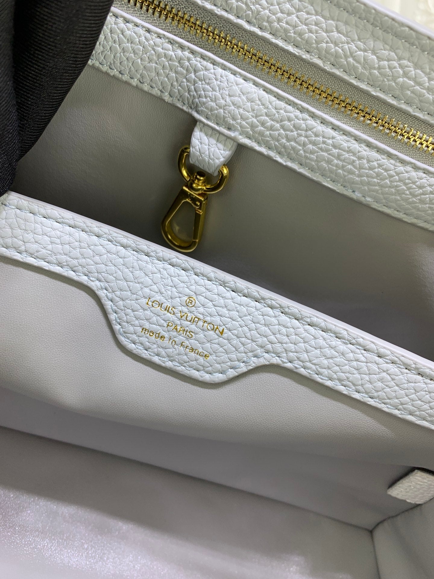Louis Vuitton Capucines Ice Age White 31.5Cm