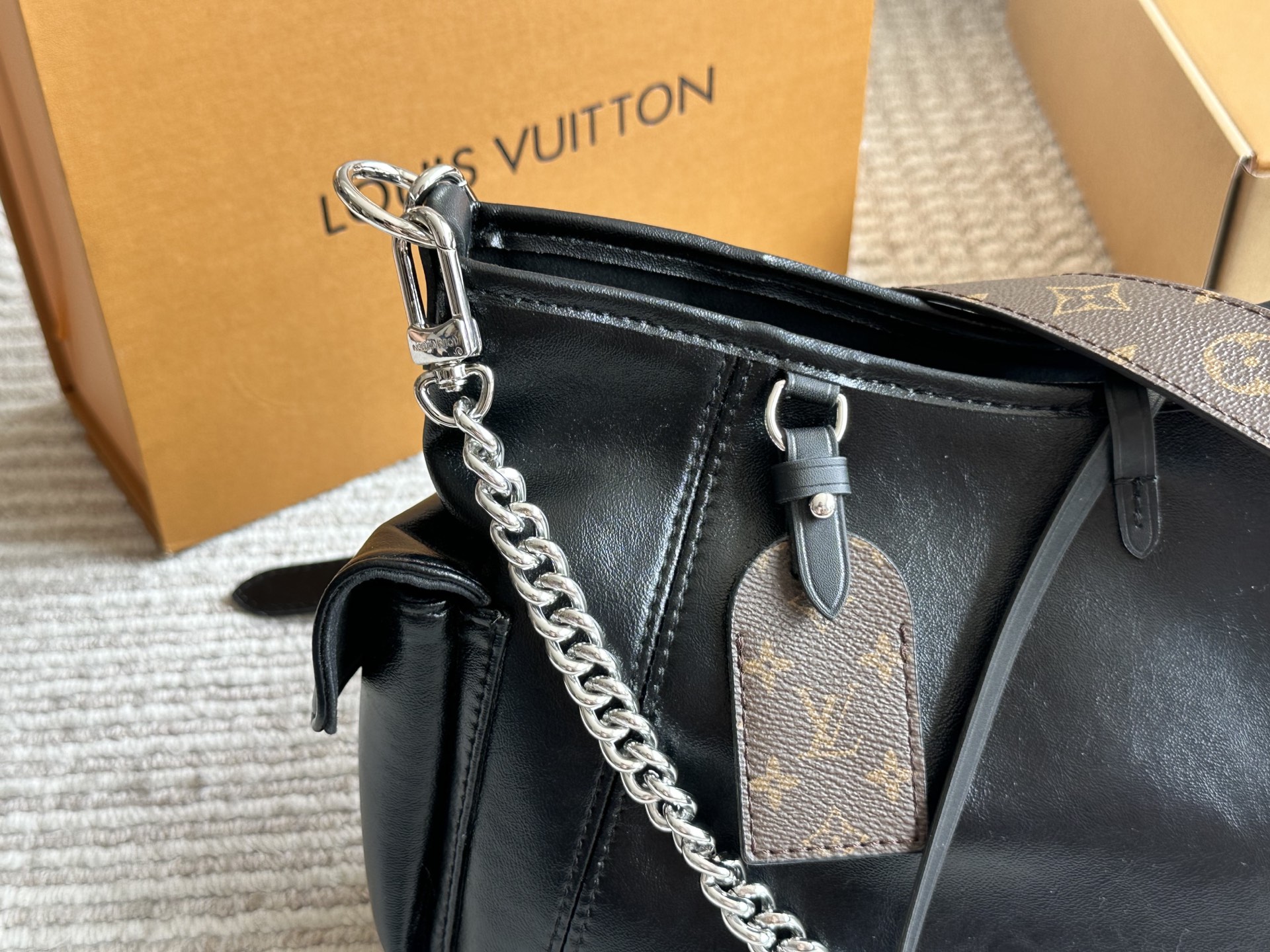 LV CARRYALLDARK Medium Handbag - cnluxepick