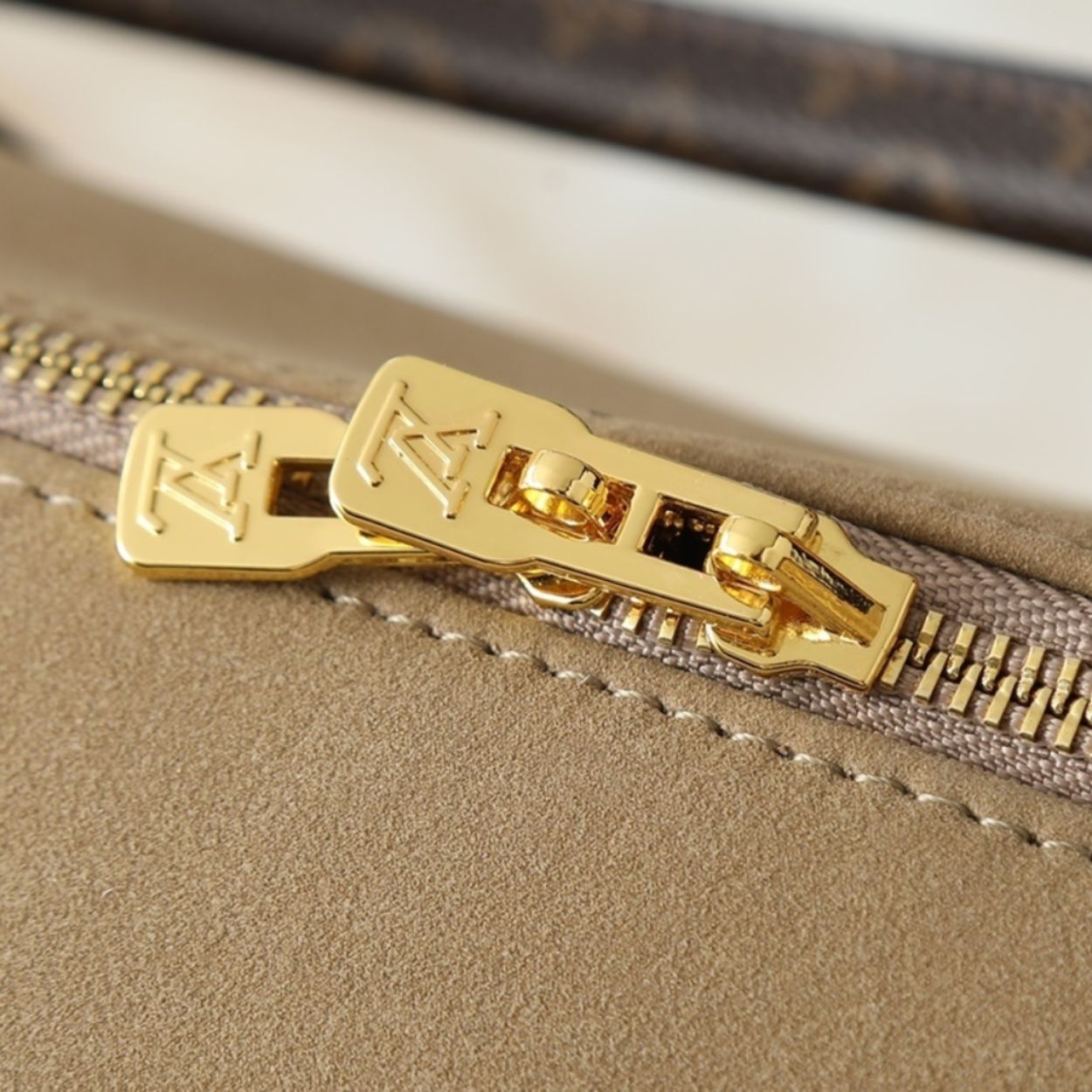Louis Vuitton GM Express Travel Hazelnut 17.7 Inches M26451