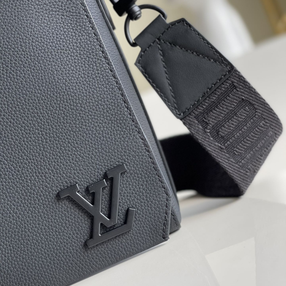 Louis Vuitton Messenger Grain Black 11 Inches M57080