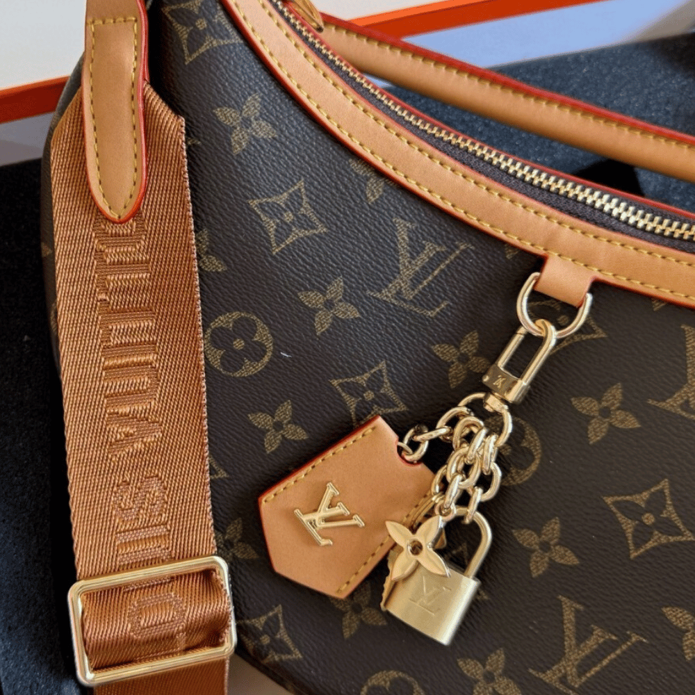 Louis Vuitton Looping Monogram 11.8 Inches M12939
