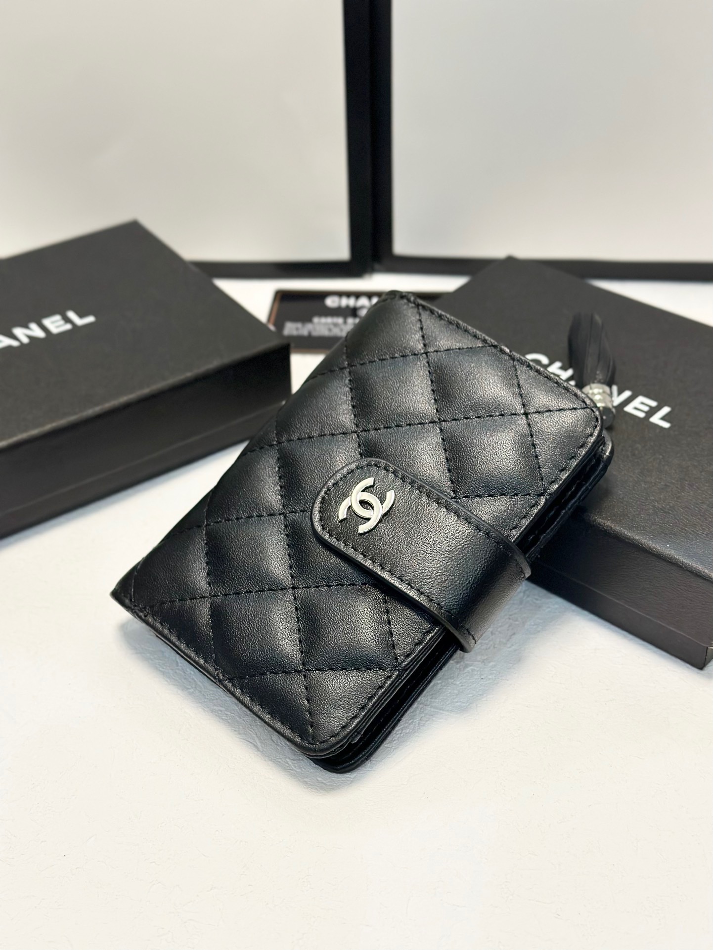 Chanel multifunctional small wallet is compact and practical - cnluxepick