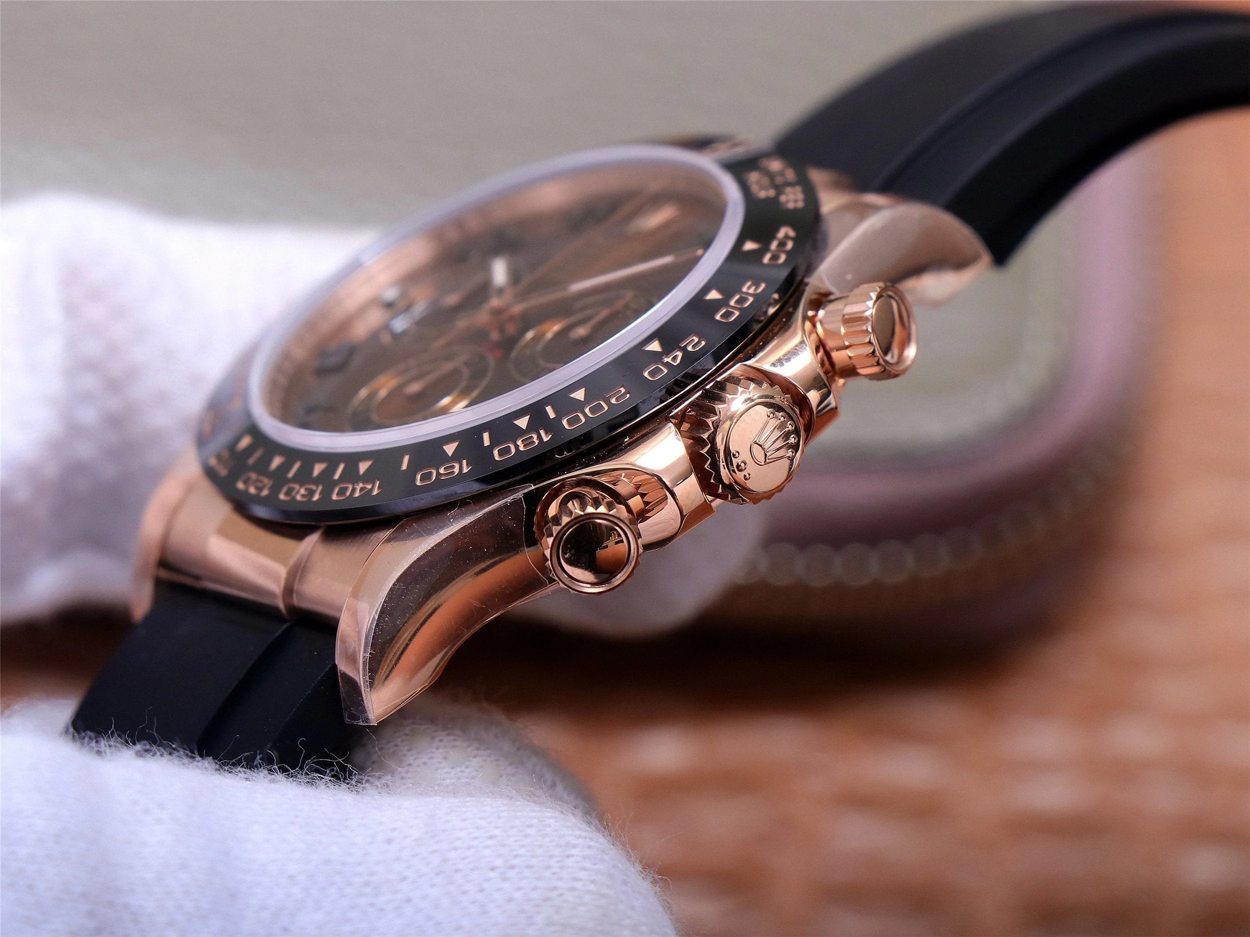 DAYTONA ROSE GOLD CASE 40MM CHOCOLATE DIAL RUBBER STRAP