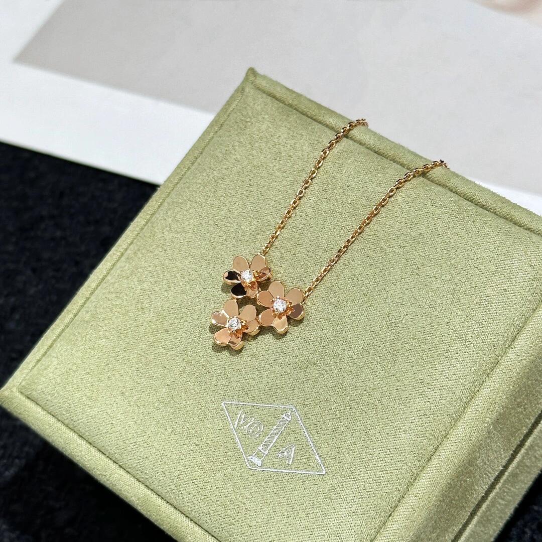 Van Cleef & Arpels clover necklace - cnluxepick