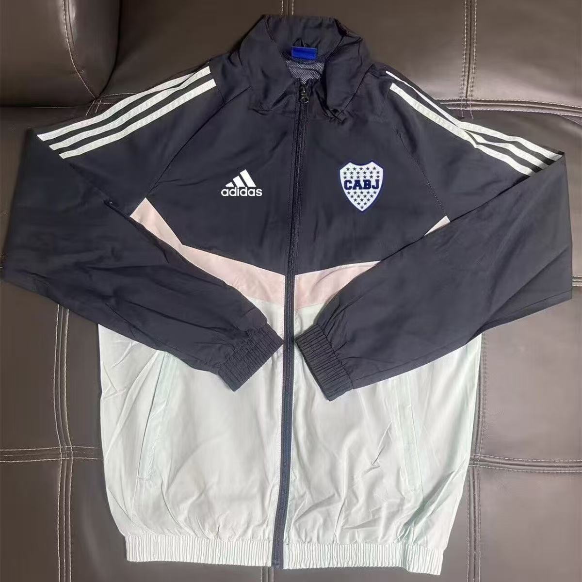 Boca Juniors 2025/26 Training Wind Jacket – Navy/Grey, Stand Collar, 3-Stripes | Fan Version