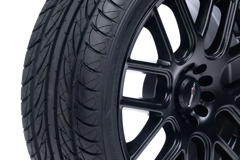 Summit UltramaX HP All-Season Tire – 235/40R18 95W