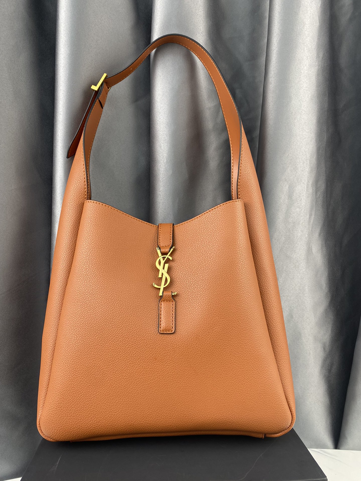 Saint Laurent 5 A 7 Soft Small Hobo Bag In Smooth Leather Beige