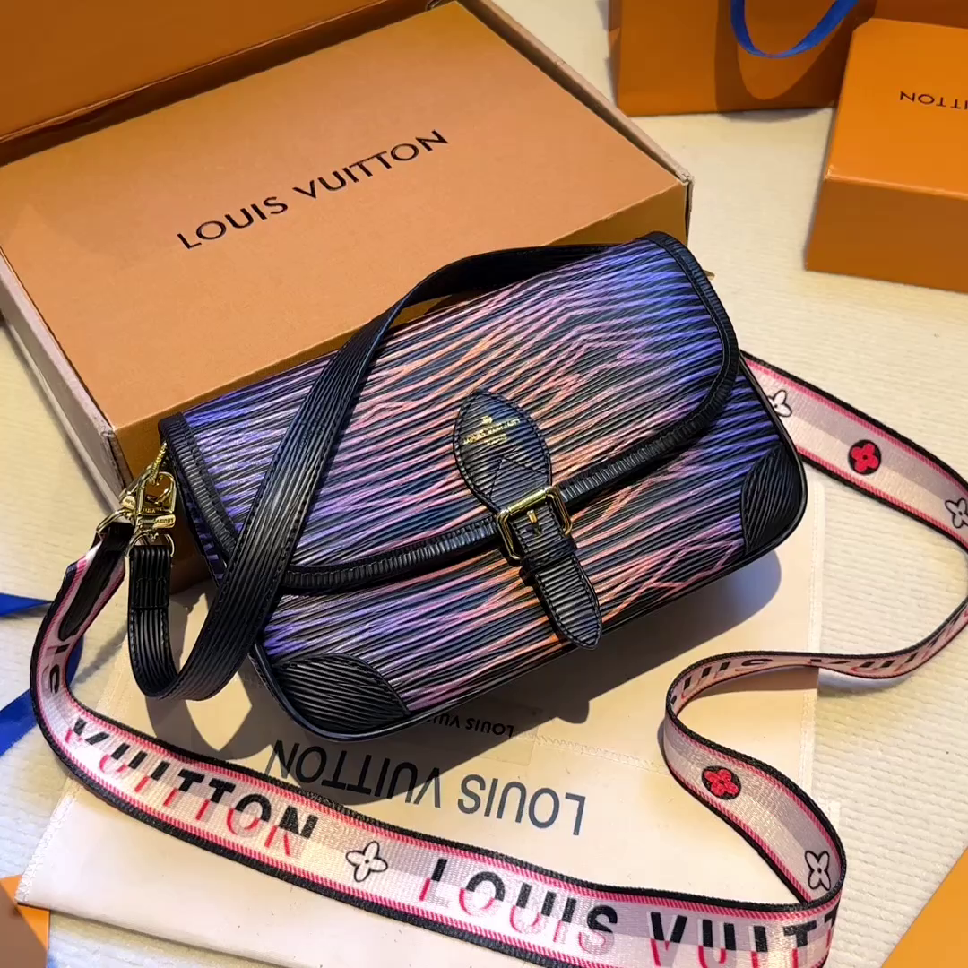 LV shoulder Baguette bag - cnluxepick