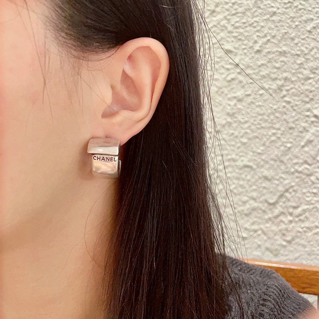 Chanel classic letter earrings - cnluxepick
