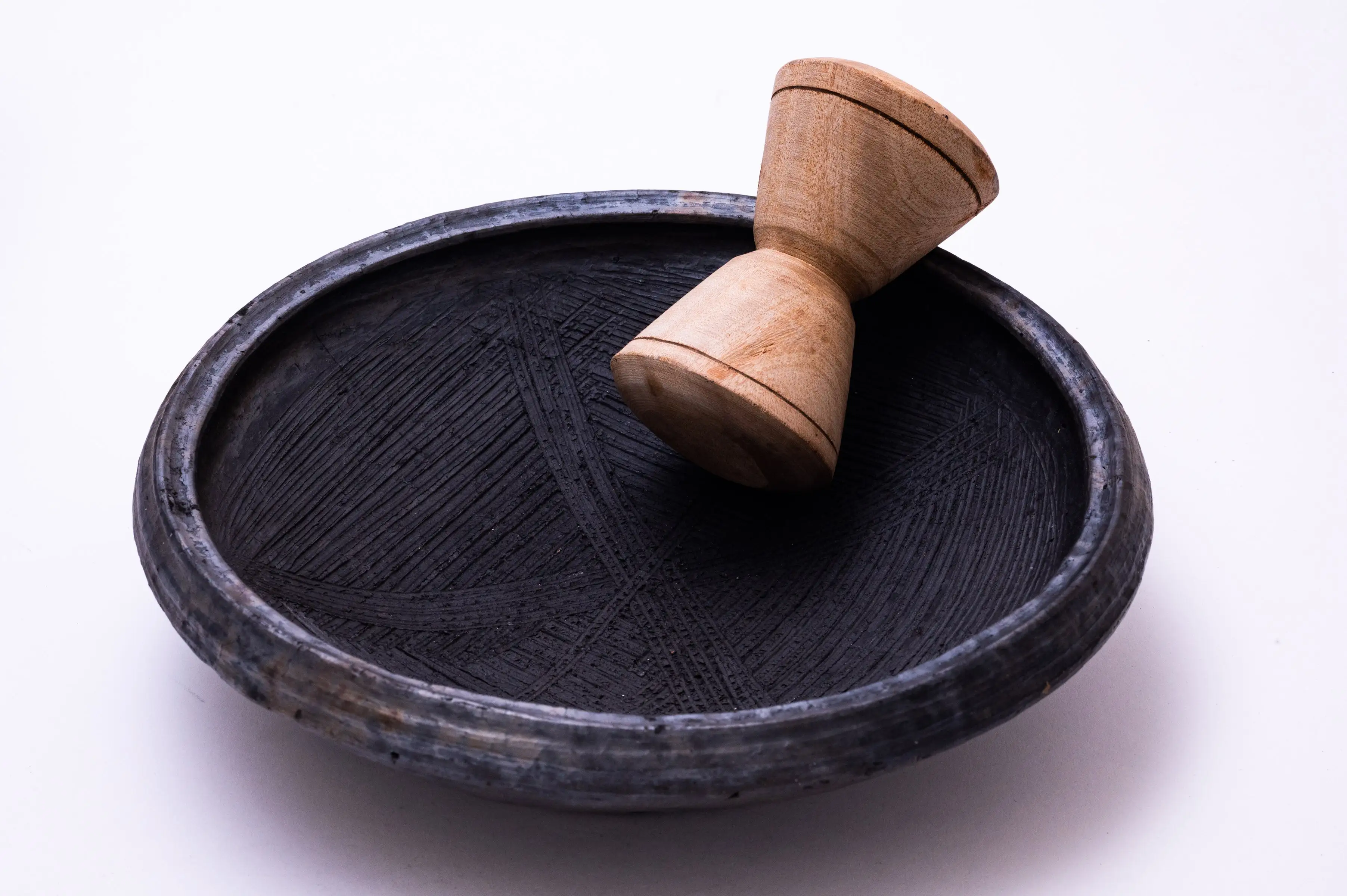 African Delights Asanka Traditional Pot with a Wooden Grinder, Black