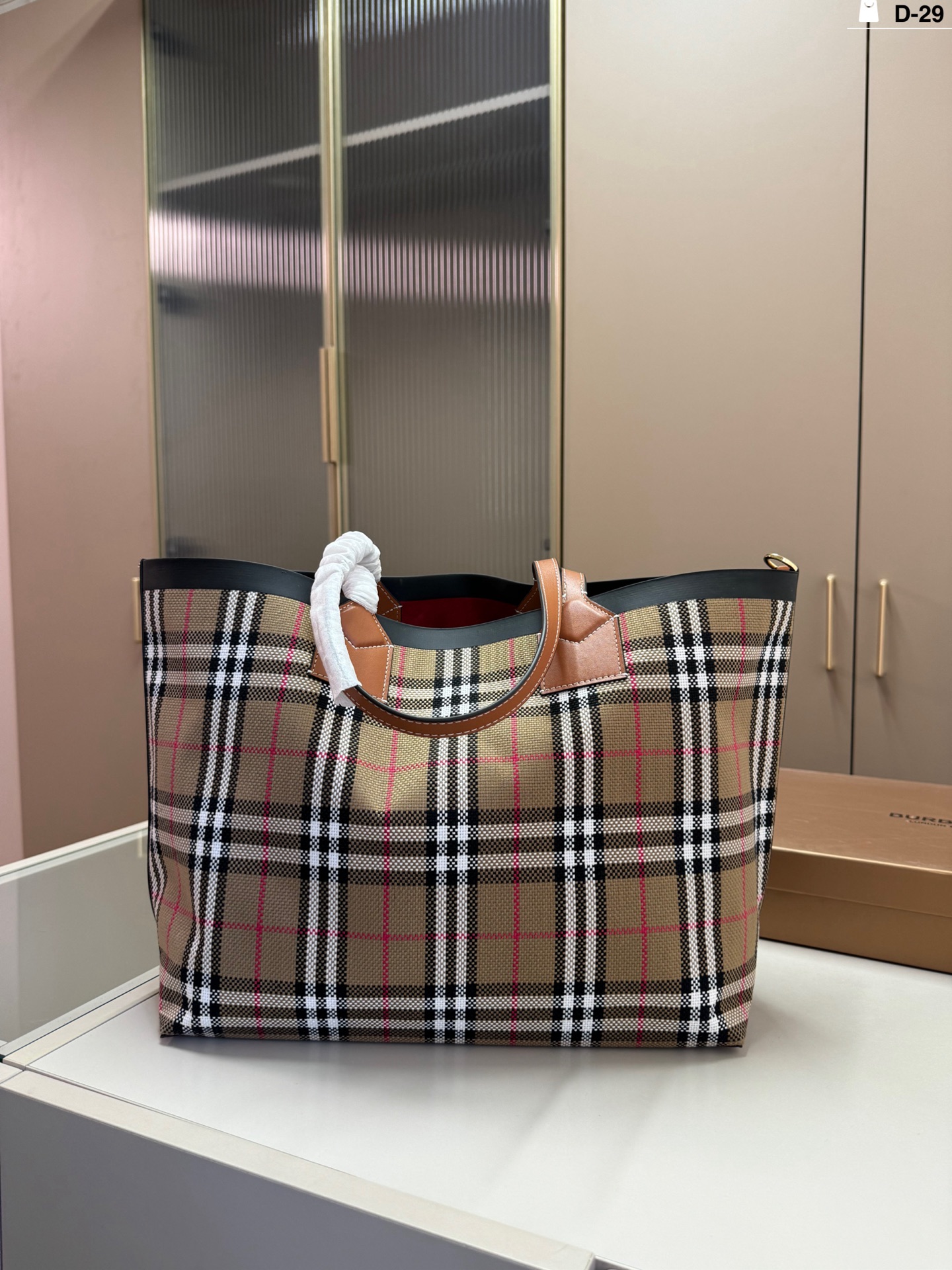 Burberry's classic check tote bag - cnluxepick