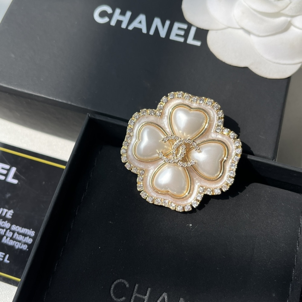 Chanel Cc Flower Brooch Gold With Pearl Heart