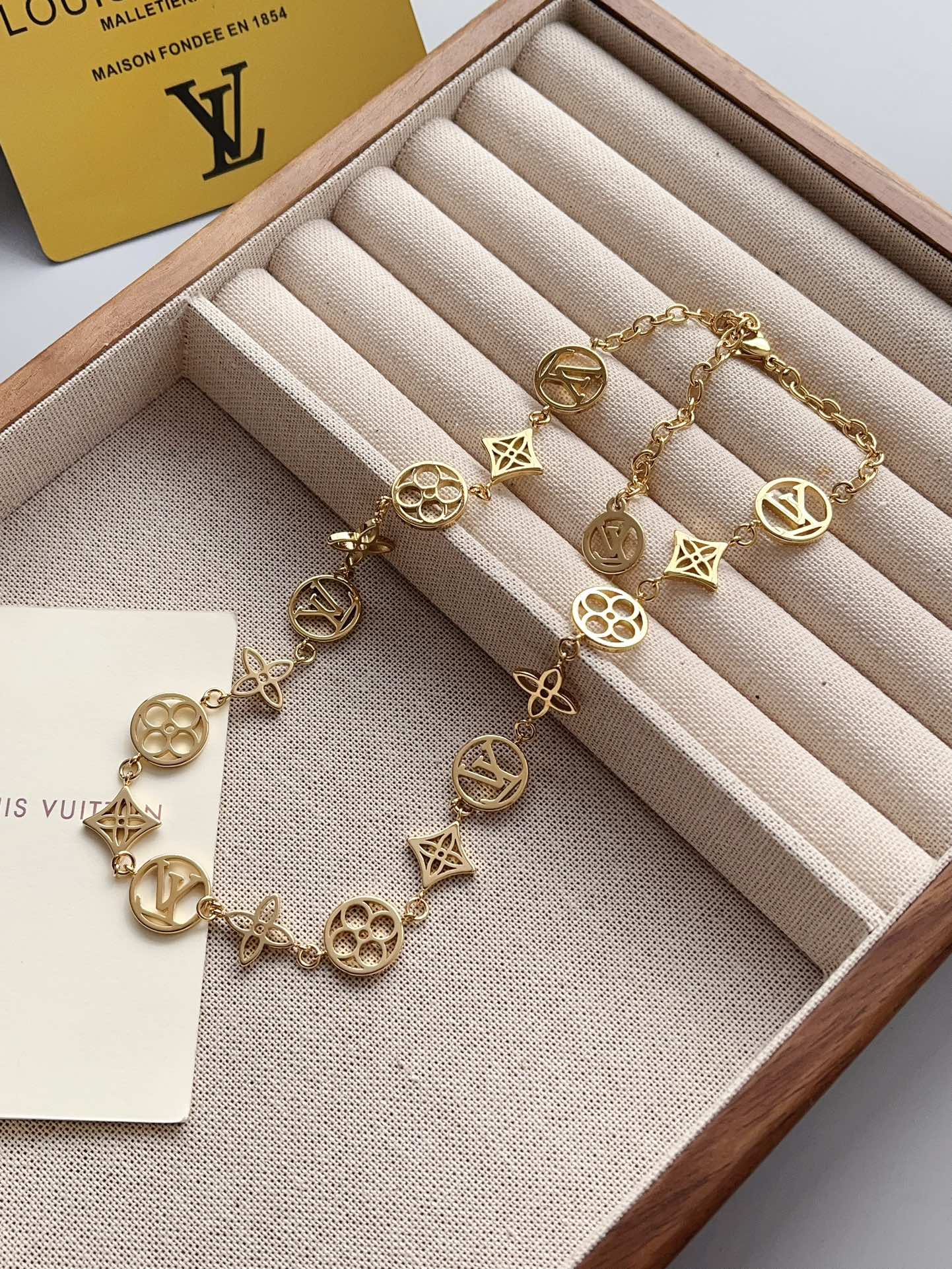 Louis Vuitton Lv Lace Necklace Gold M01057