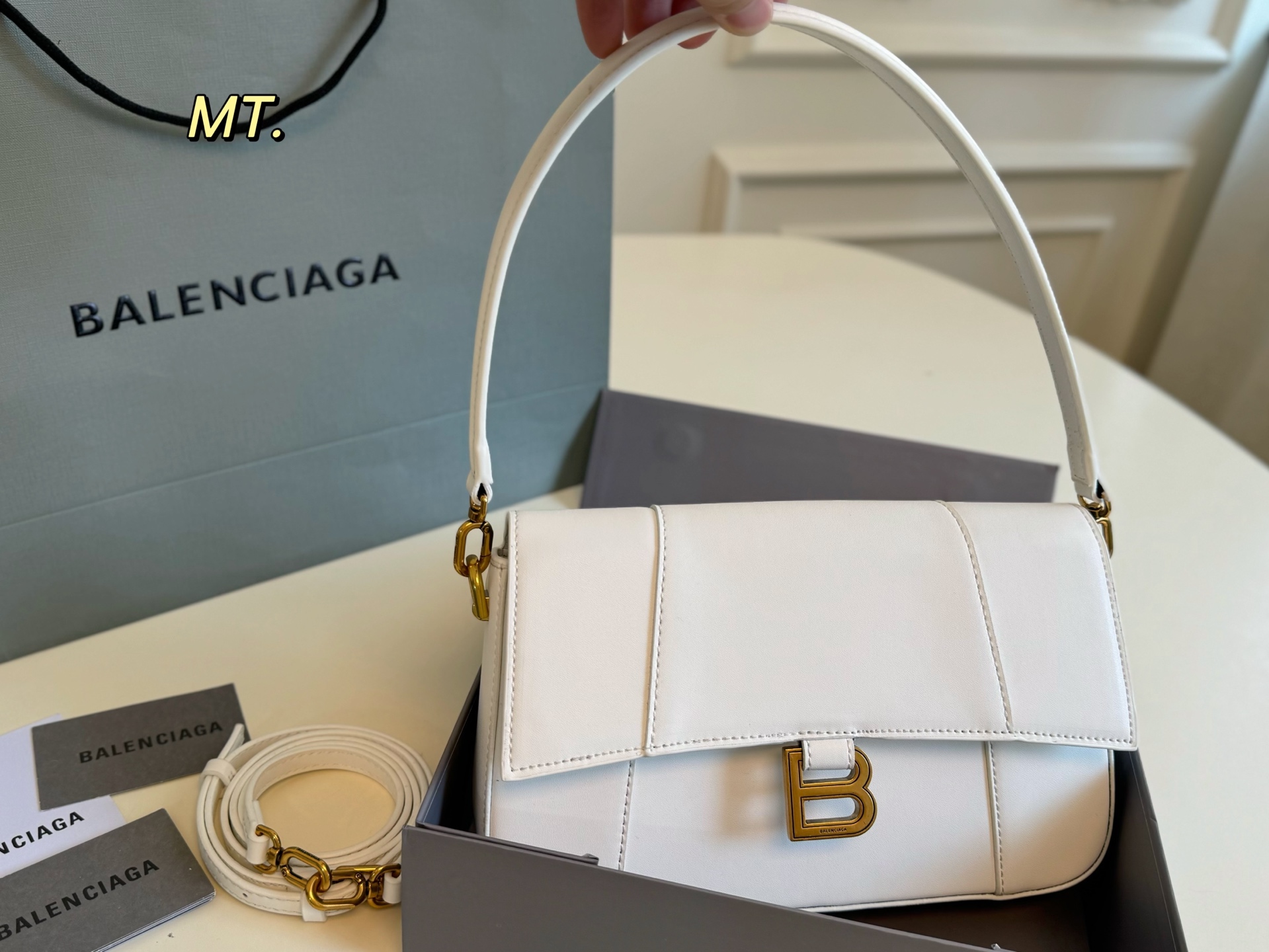 Balenciaga's new shoulder bag - cnluxepick