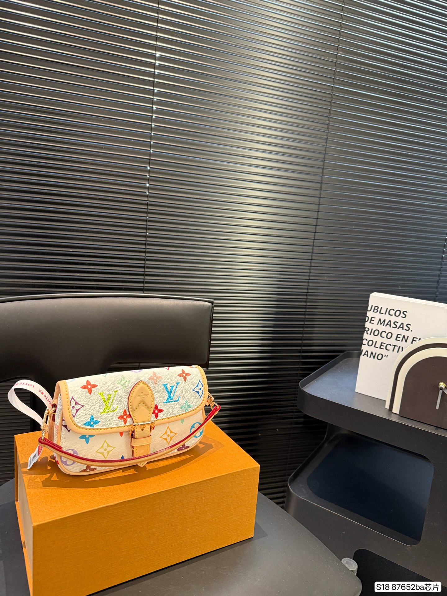 Louis Vuitton's worldly white three-color cross-body handbag is playful and cute - cnluxepick