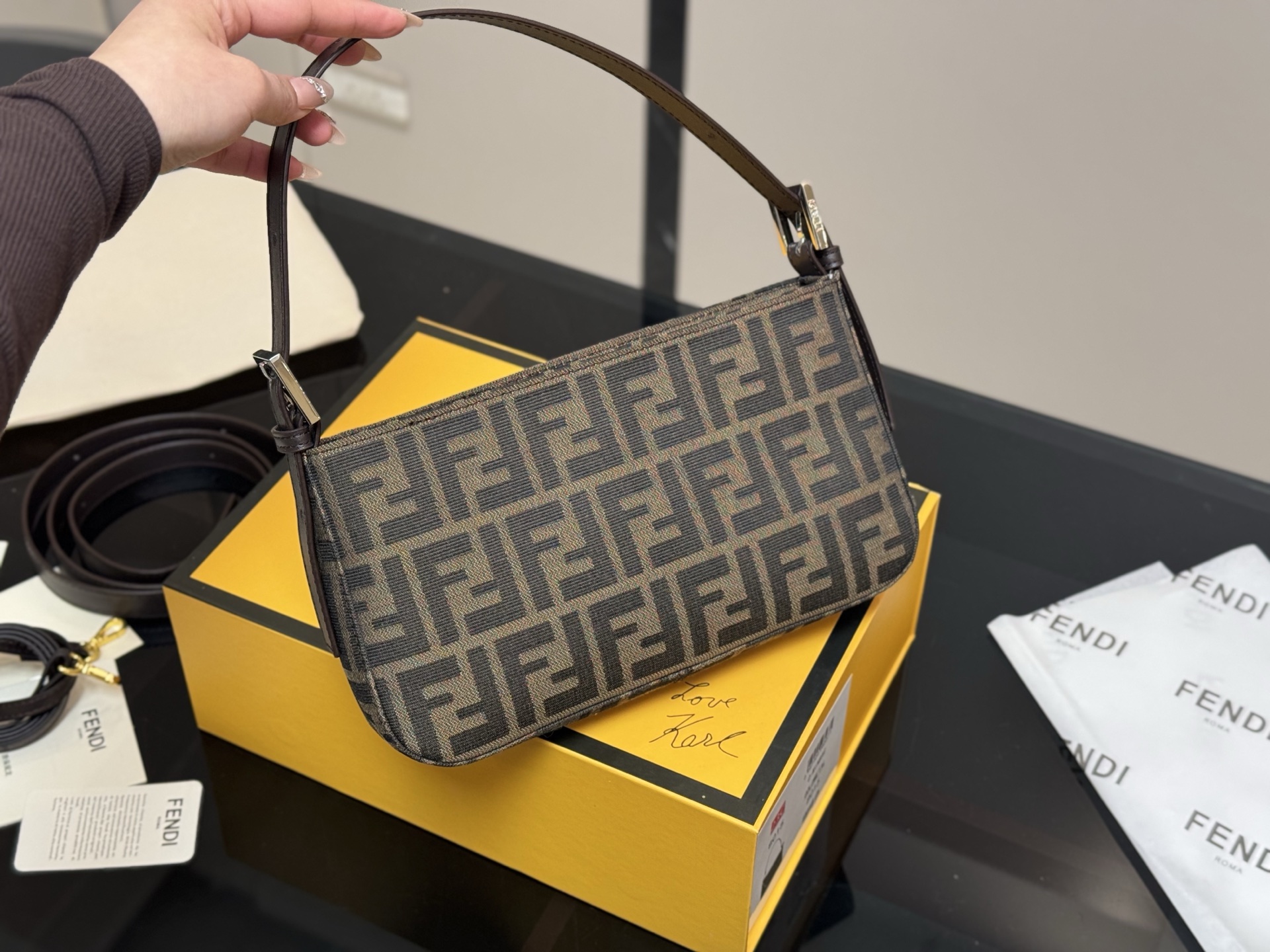 Fendi new style handbag with detachable shoulder strap - cnluxepick