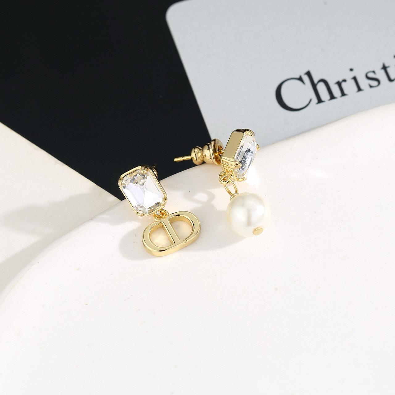 Dior asymmetrical pearl earrings - cnluxepick
