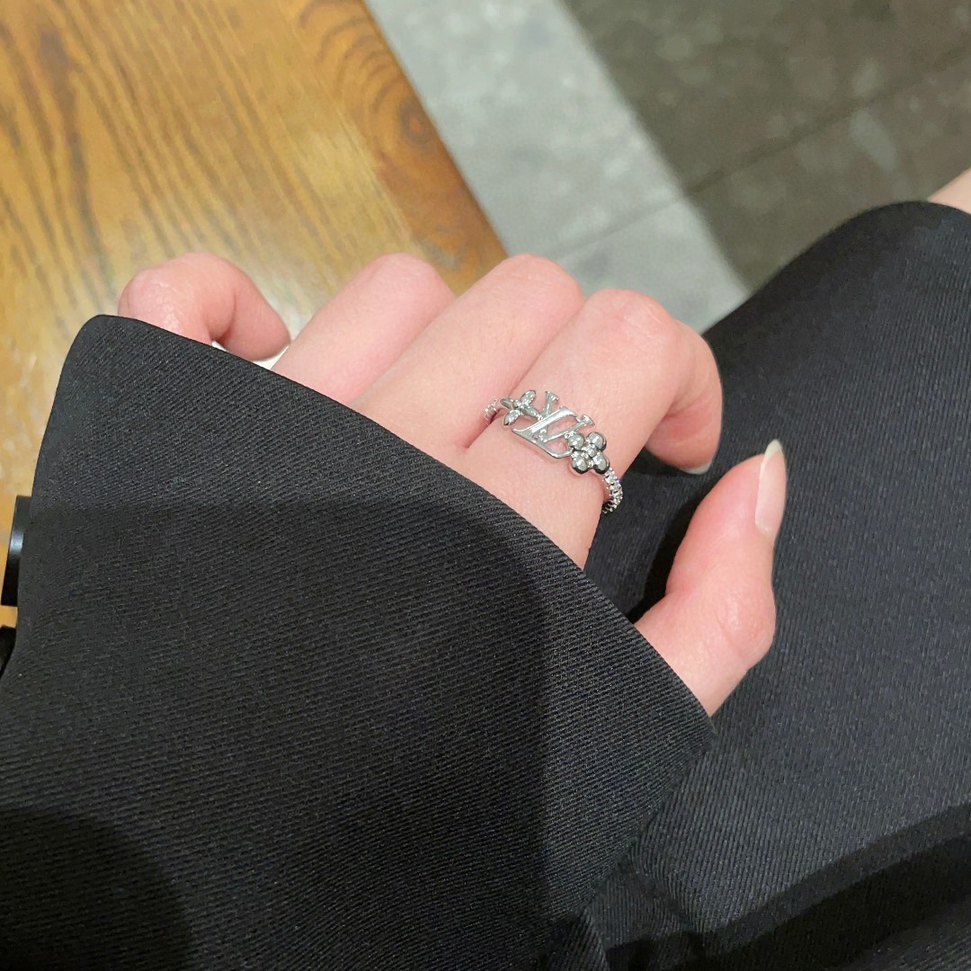 The new Louis Vuitton presbyopia letter ring is exquisite and sparkling - cnluxepick