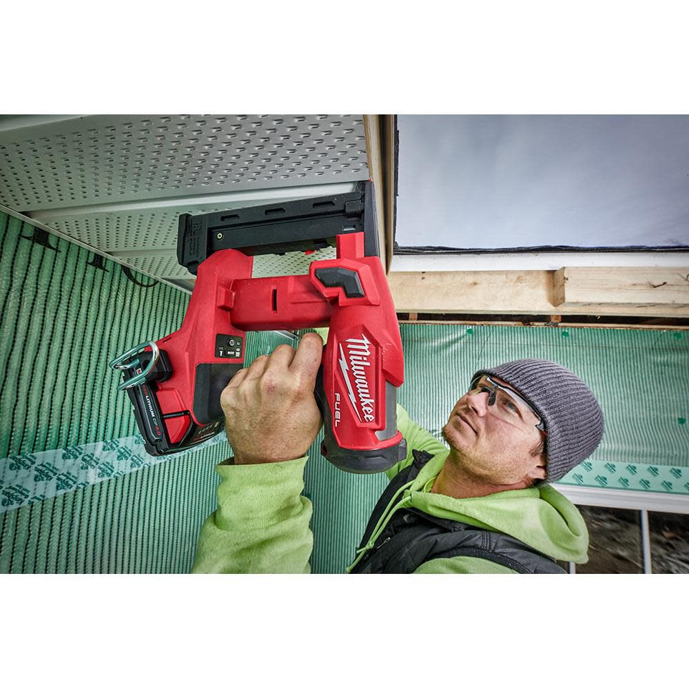 Milwaukee M18 FUEL 18 Gauge 1/4 in. Narrow Crown Stapler Kit 2749-21CT
